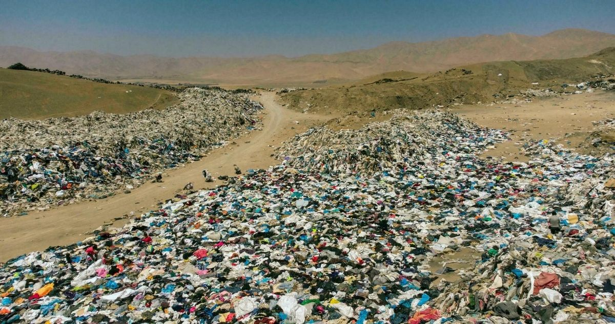 Y la economía circular?: millones de prendas usadas contaminan el gran  desierto chileno - Carbono News