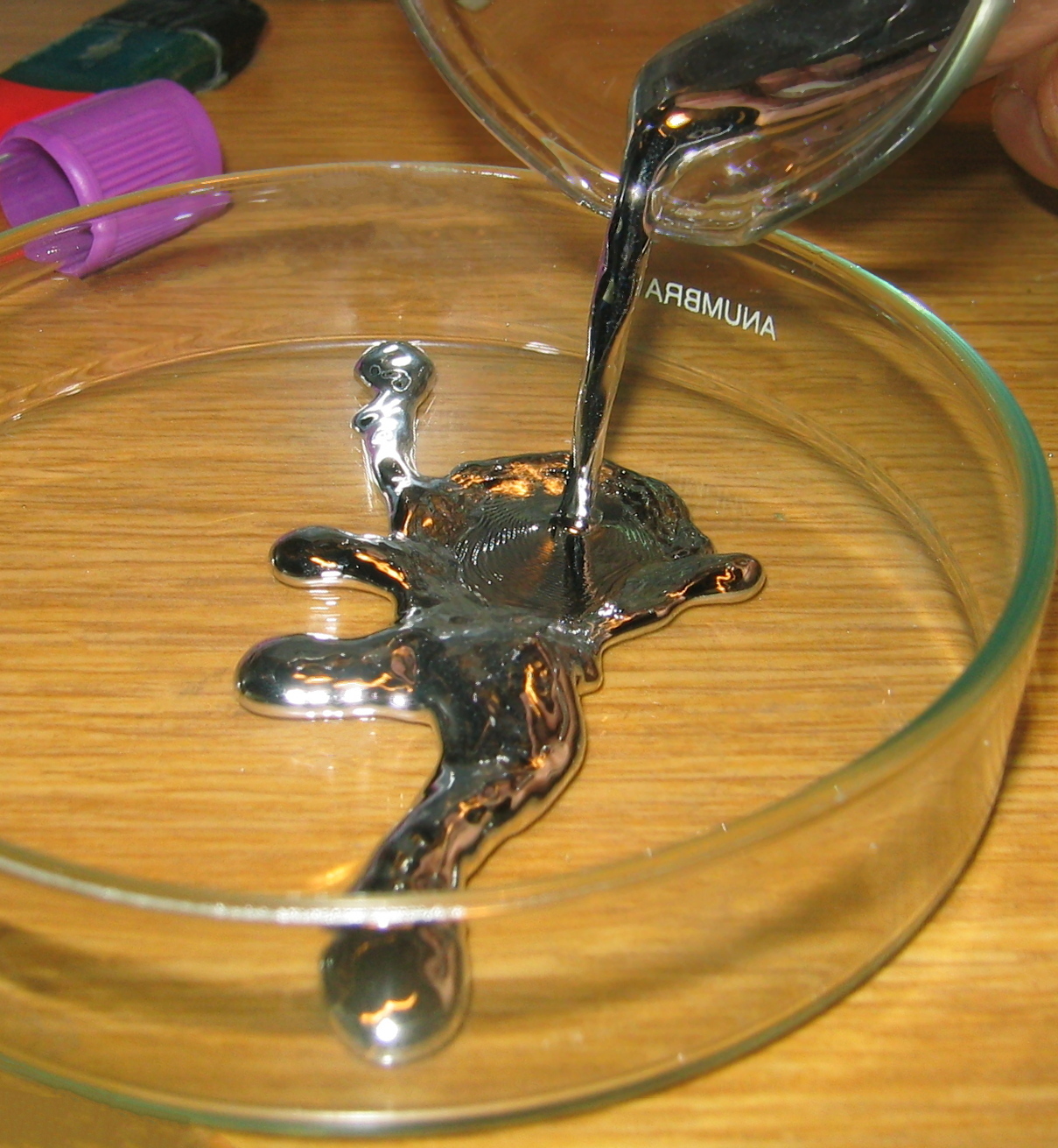 El mercurio líquido en botella de cristal Fotografía de stock - Alamy