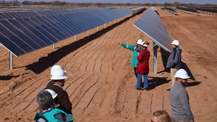 Qué es El Quemado, el parque solar de paneles "de dos caras" que se inaugura hoy en el desierto mendocino
